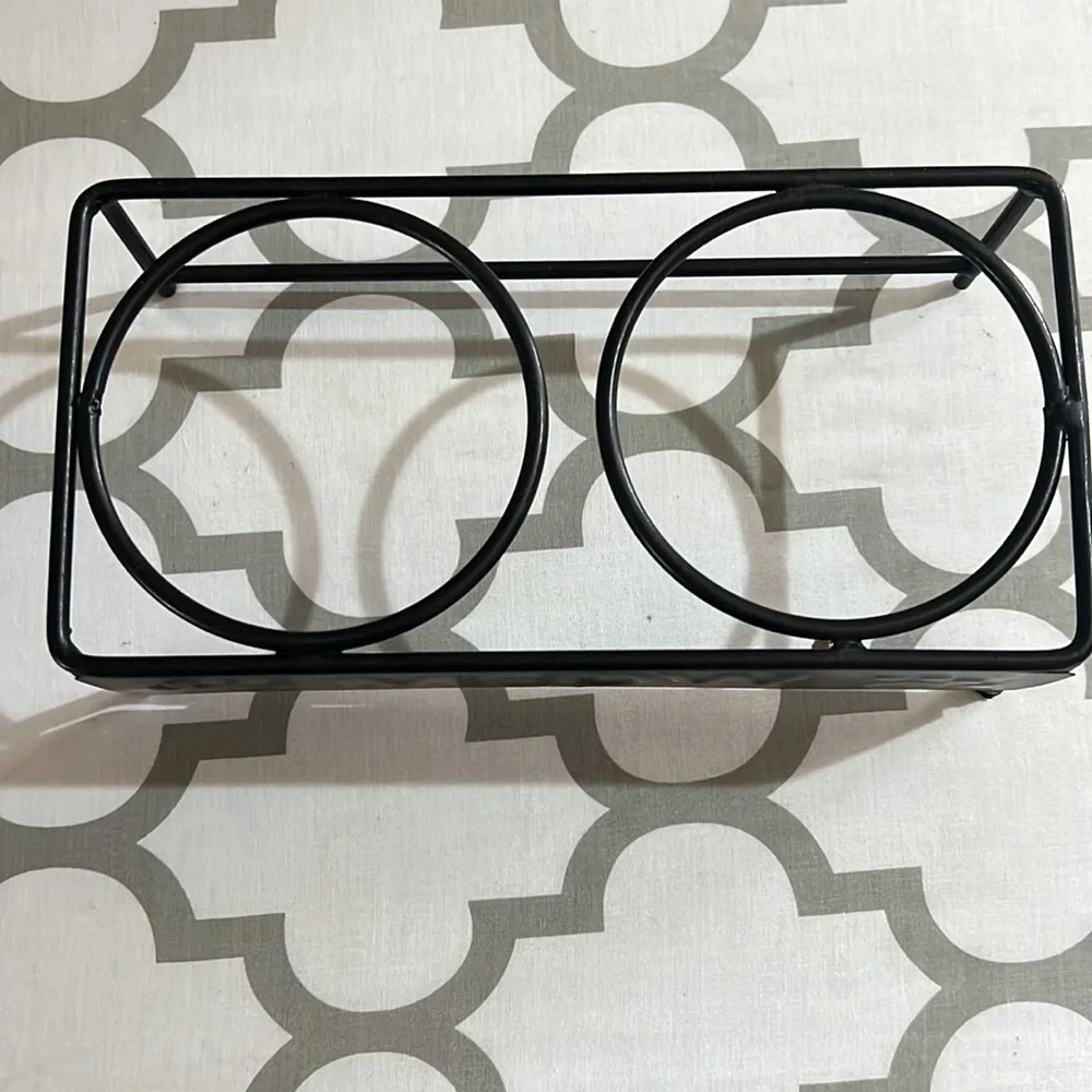 Raised cat bowls stand
